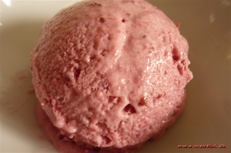 Blommeparfait En parfait er en slags is og kan laves med mange ingredienser. Den mest simple er en parfait med vanilje. Her laves isen med blommer og fløde. Isen kan sagtens laves uden en ismaskine.