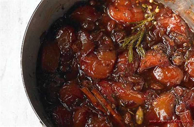 Blommepickles Pickles er en slags konserves. I denne opskrift med blommer bliver de konserveret med Atamon. Prøv det som tilbehør.