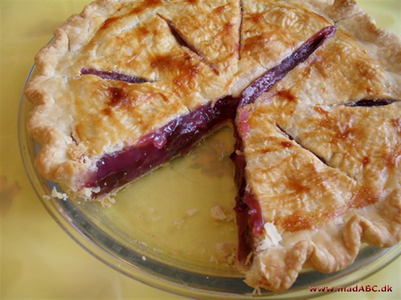 Prøv denne lækre blommepie- eller blommetærte til dessert eller måske søndagskaffen næste gang du har gæster. Pien er ganske nem at lave og smager bedst lun og med flødeskum på siden. 