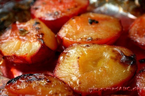 Utrolig let dessert. Det eneste der skal gøres er at drysse de halverede blommer med sukker og sætte dem i ovnen. God dessert til en hyggeaften med familien, eller desserten til de uventede gæster.