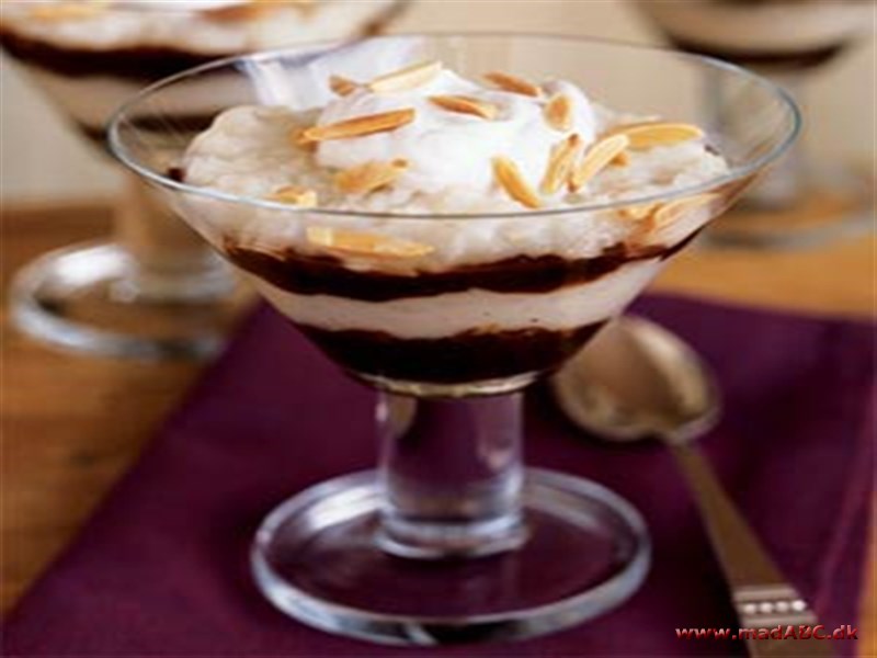 Blommer med ris Her er opskriften på en spændende dessert med blommer og ris - en kombination man ikke ser hver dag, men ikke desto mindre smager den dejligt og ser flot ud i serveringsglassene.