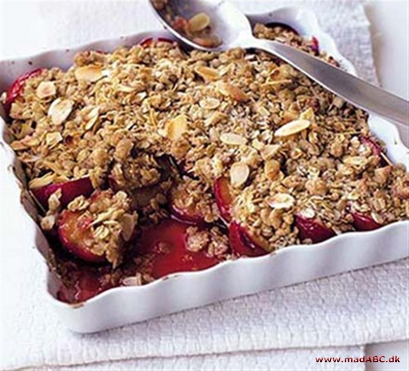 Blommer med smuldredej Hvis du vil serverer en dessert til dine gæster en kølig efterårsdag så prøv denne dessert af blomme med smuldredej. Server gerne med vaniljecremesauce eller flødeskum for et ekstra pift.
