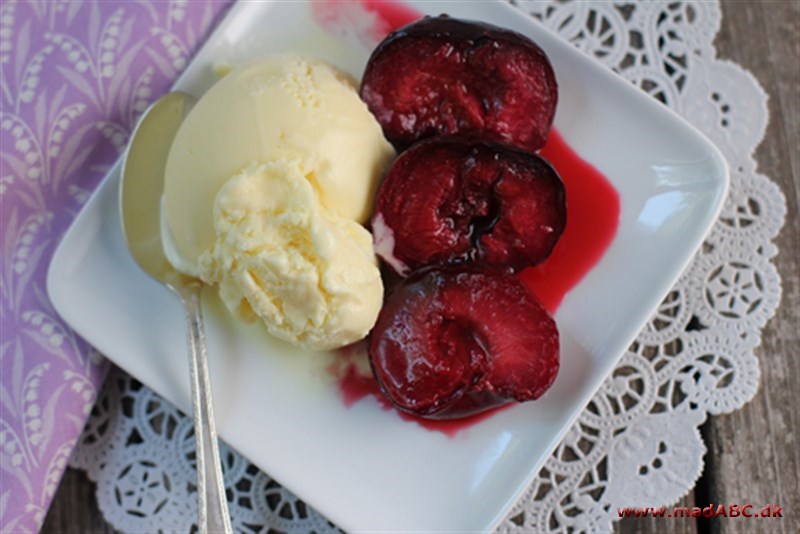 Blommer ovnsyltede En nem og fin vinterdessert, blot serveret med råcreme, flødeskum, eller blot naturel. Det re super simplet at sylte blommerne i ovnen.