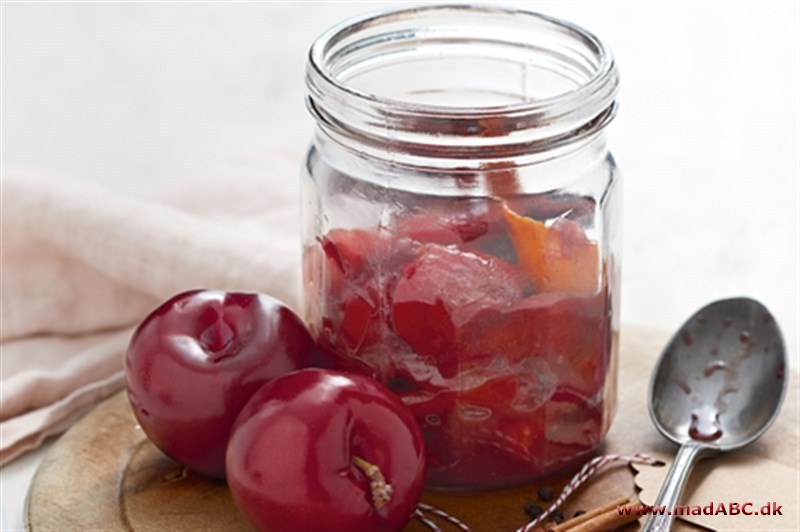 Blommerelish En relish kan oversættes til en pikant dresseng og er syltede grøntsager eller frugt. En relish kan minde meget og en chutney. Her laves opskriften med blommer som lages i blandt andet estragon eddike
