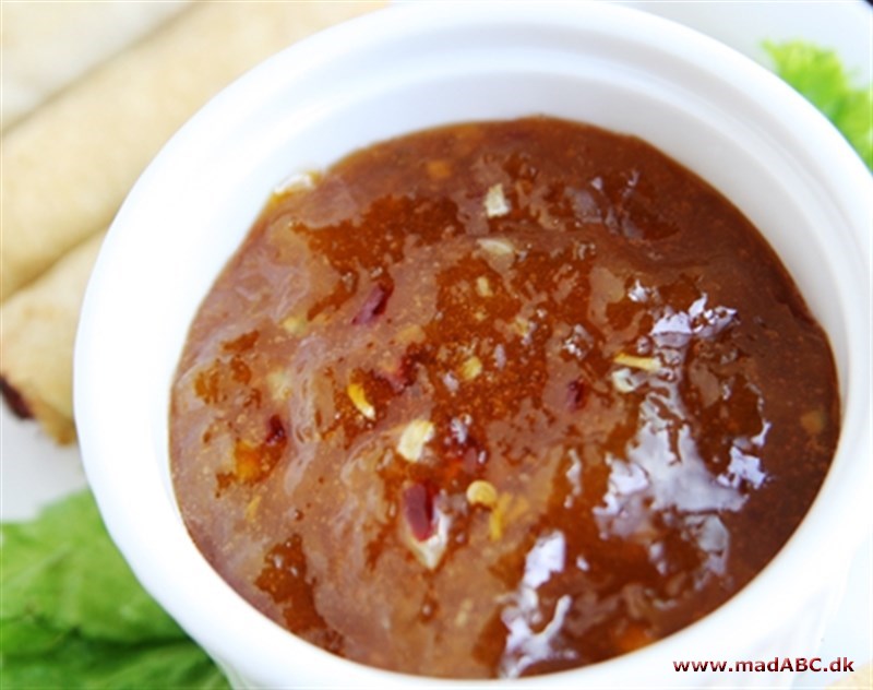 Blommesauce Her er opskriften på en lækker og til stærk blommesauce, indeholdende chili. Lav saucen i juli-oktober hvor det er sæson for danske blommer - og danske blommer smager bare bedst.