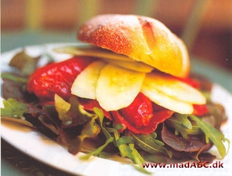 Hvis du vil serverer en lækker sandwich for dine gæster så prøv denne lækre en af slagsen opkaldt efter Mette Blomsterberg. Hvedebollerne serveres blandt andet med rucula og italiensk bresaolla. 