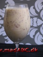 Blondie Smoothie - med hvidvin Her er opskrift på en smootie med vaniljeis, hvidvin og frugtcocktail. Perfekt til en lørdag aften, hvor man skal hygge sig med venner og familie.