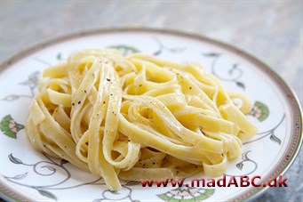Bag navnet blue chins gemmer sig et ret lavet med pasta, svinemørbrad, ost og asparges. Retten er perfekt som let og hurtig aftensmad for hele familien. 