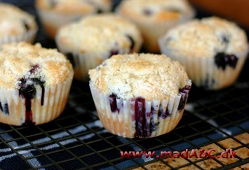 Disse blåbærmuffins er meget lette og hurtige at lave med få ingredienser. Hvis du ikke kan lide blåbær eller det ikke er sæson så kan de sagtens laves med kirsebær, nødder eller lignende. 