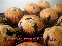 Blueberrymuffins Disse blåbærmuffins er lette at lave og smager rigtig dejligt. Prøv muffins til søndagskaffen, som let dessert eller som lækker snack. De er lette at transportere så de er perfekte til picnic osv.