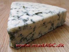 Blå hakkebøf En blå hakkebøf laves med blue cheese eller roquefort ost, selvom hvidskimmelost også kan bruges. Server gerne med bagte eller kogte kartofler - og måske et glas rødvin til.