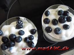 Blåbær med chantillycreme Blåbær med chantillycreme er en utrolig nem dessert. Og så smager den virkelig godt. Server desserten med et godt glas dessert eller portvin. Det er som regel et hit hos de voksne.
