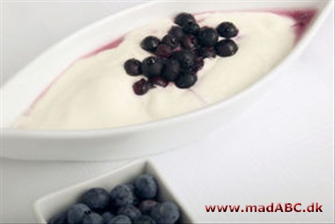 Blåbær med yoghurt og ahorn- blåbærsirup Hvis du vil serverer en super let og lækker dessert, så er dette måske noget for dig? Blåbær med yoghurt og ahorn-blåbærsirup. Den er perfekt til gæster, fordi man ikke skal være væk fra dem i længere tid.