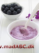Blåbær ostedyp med frisk frugt Prøv den lækre blåbær-ostedip med frisk frugt som lækker og sund snack eller dessert- måske til gæsterne. Prøv blandt andet med appelsiner, bananer og jordbær til den lette dip.