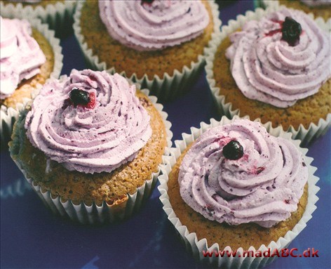 Disse cupcakes har på grund af blåbærrene en utrolig flot farve.  Cupcakes'ne er lette at lave og passer til flere lejligheder. Prøv den som dessert, til fødselsdagfesten eller til brunch.