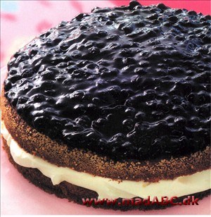 Her er en supper lækker om nem kage med blåbær. Kagen er perfekt som let dessert til gæsterne eller til lidt lækkert en lørdag aften. 