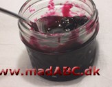 Blåbærmarmelade Hjemmelavet marmelade smager bare bedre, og så er det let at lave. Denne marmelade laves for eksempel med tre ingredienser: blåbær, sukker og citronsaft. Prøv den på nybagte boller eller til morgenmaden.