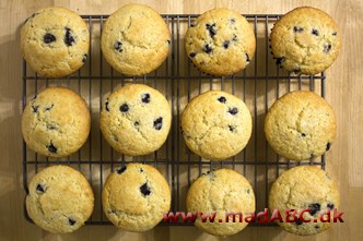 Blåbærmuffins Disse muffins med blåbær er lette at lave og smager himmelsk. Prøv den som dessert, som lækkert snack, på kontoret eller på picnic.