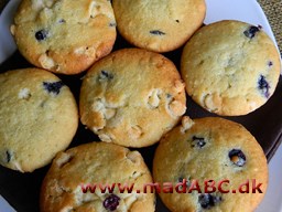 Blåbærmuffins med hvid chokolade Disse muffins er bare utrolig lækre. Det er nok kombinationen af hv4id chokolade og blåbær der gør kagerne himmelske. Prøv dem som dessert, til brunch eller som snack.