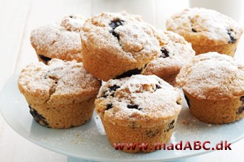 Blåbærmuffins med vaniljesauce Blåbærmuffins er lette at lave og passer til mange lejligheder. Prøv dem til brunch, fødselsdag eller til eftermiddagskaffen. Server de lækre kager med vaniljesauce. Og så smager de himmelsk.