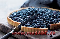 Blåbærtærte Denne tærte med blåbær er let at lave og smager fantastisk. Server tærten som lidt lækker til kaffen eller som dessert for gæsterne, gerne lun og med cremefraiche til.