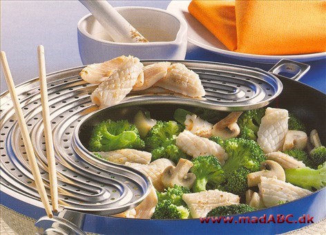 Det er ikke hver dag, at man spiser blæksprutte, og slet ikke i wok. Men det smager rigtig dejlig svitset med hvidløg, broccoli og champignon. Perfekt hvis du vil have en lidt anderledes aftensmad. 