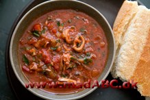 Blæksprutter med tomatsauce Hvis du vil prøve en lækker men simpel ret en hyggeligt fredag aften, så prøv denne opskrift på blæksprutter med tomatsauce. Server gerne retten med brød og ris. Retten er let og hurtig at lave.