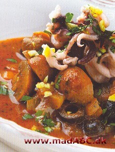 Blækspruttesalat à la Grecque laves blandt andet med blæksprutte, champignons og oliven. Server gerne den lækre salat som forret, let hovedret eller frokostret og med brød til. 