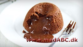 Blødende chokoladekage Blødende chokoladekage kendes også som chokoladefondant. Desserten kaldes sådan på grund af, at kagen bløder eller flyder ud, når der tages en bid. Kagerne er overraskende lette at lave, og smager dejligt.