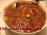 Boeuf bourguignon med champignon Her er et lækker gryderet, der oprindeligt stammer fra Frankrig. Retten er let at lave og smager dejligt. Nyd den i godt selskab med et glas godt vin. Retten skal laves med bourgognevin.