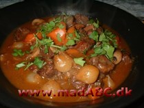 Boeuf bourguignon Her får du en klassiker fra det franske køkken. Kødet bliver lækkert mørt, fordi retten laves med svag varme. Det er traditionelt en Bourgogne, der bruges i retten, men anden vin kan også bruges.