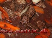 Boeuf Daube og kartoffelmos med rodfrugter eller pasta Boeuf Daube stammer oprindeligt fra grænselandet mellem Italien og Frankrig og kan serveres med to slags tibehør: kartoffelmos eller pasta. Retten kan også laves i gryde og i ovn. Perfekt som aftensmad