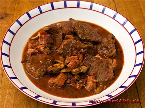 Beuf en daube à la provence- eller oksegryderet fra Provence, er som navnet en fransk inspireret gryderet med en masse smag. Serveres med kartoffelmos med masser af persille. 