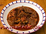 Boeuf en daube Boeuf en danube er en gryderet, der oprindeligt stammer fra Provence i Frankrig. Retten laves ved oksekød, der marineres i rødvin. Retten er perfekt til godt selskab med et godt glas rødvin.
