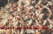 Boeuf stroganoff med cocktailpølser Boeuf Stroganoff stammer oprindeligt fra Ukraine, men er i dag populært i hele verden. Retten kan laves på mange måder; her med cocktailpølser. Retten er perfekt som nem og hurtig aftensmad.