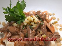 Boeuf stroganoff Boeuf stroganoff stammer som navnet antyder fra Ukraine. Retten laves traditionelt med cremefraiche og oksekød. Retten er nem at lave, og smager rigtig lækkert. Perfekt til nem aftensmad.