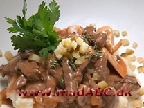 Boeuf stroganoff stammer som navnet antyder fra Ukraine. Retten laves traditionelt med cremefraiche og oksekød. Retten er nem at lave, og smager rigtig lækkert. Perfekt til nem aftensmad. 