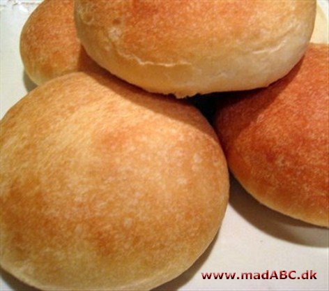 Bagerens boller er lette og med en blød krumme. 
Smager dejligt lune direkte fra ovnen og med smør.