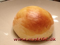 Boller Her er en meget nem og hurtig opskrift på boller. Prøv dem som supplement til rugbrød i madpakken, til sandwich, til eftermiddagskaffen eller til fødselsdagen med lagkage.