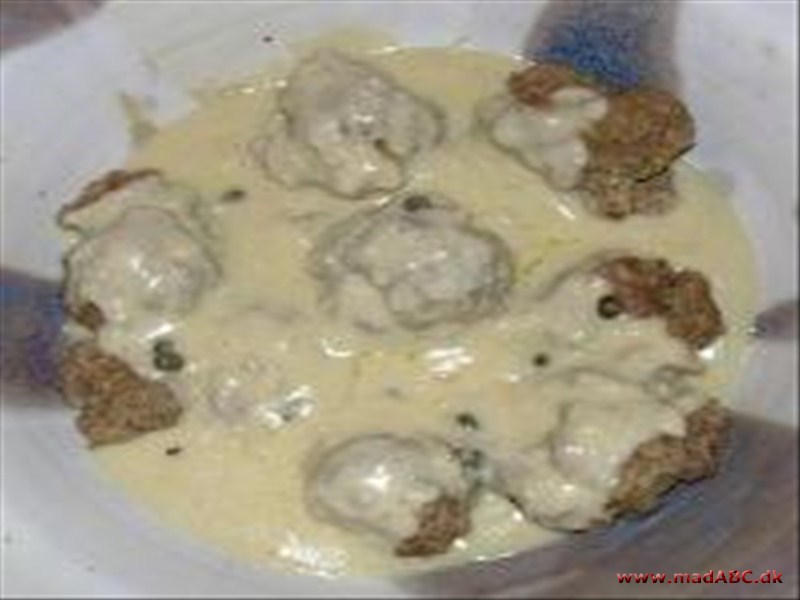 Boller i kaperssauce Boller i kaperssauce - en ret der er let at lave til mange - for eksempel til nem aftensmad. Server genre retten med kogte kartofler og salat. Velbekomme.