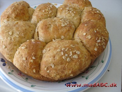 Disse boller er så lækre at de både kan benyttes til morgenmad eller som supplement til rugbrød i madpakken med salat eller pålæg i. Bollerne er lette og hurtige at lave. 