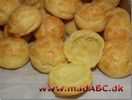 Boller med kagecreme Disse boller smager lidt a la fastelavnsboller. Indeni er der kagecreme og udenpå er der glasur. Ren sukkerhimmel. Bollerne er lette at lave og perfekt som guf til eftermiddagskaffen med gæsterne.