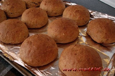 Boller med kerner og rugmel Her er opskriften på nogle lækre grove boller. De laves blandt andet med rugkerner og rugmel. Prøv dem i stedet for rugbrød i madpakken med lidt lækkert pålæg. Velbekomme.