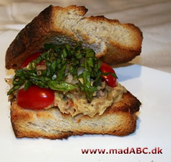 Boller med makrelsalat Prøv denne opskrift på boller med makrelsalat - hjemmelavet makrelsalat. Bollerne kan bruges som supplement til rugbrødet i madpakken. Velbekomme.