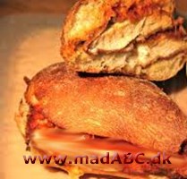 Boller med peberfrugtsalat Disse boller med peberfrugtesalat er et meget lækkert alternativ til rugbrød i madpakken. Eller server sandwich næste gang du har frokostgæster. Hurtigt og lækkert. Velbekomme.