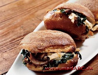 Boller med spinat og ost Her er nogle lækre boller/ sandwich med spinat og ost. Bollerne er perfekte som lækker frokost. Prøv dem eventuelt i madpakken som supplement til rugbrødet. Velbekomme.