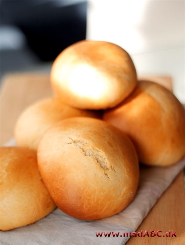 Boller på 3 x 18 min. Disse boller er lette og hurtige at lave med få ingredienser. De fleste har du nok allerede derhjemme. Bollerne er perfekt til børnefødselsdag måske med lagkage eller til hygge en søndag eftermiddag.