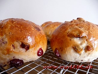 


Ikke for store, ikke for små og med en skøn, lidt sej krumme. Med tre slags fyld, så de kan spises om morgenen, til frokost og til aftensmaden. Der bliver 30-35 boller af sådan en portion dej. 
