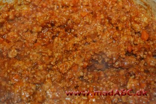 Bolognese kødsauce En rigtig lækker kødsauce bolognese kræver tid, denne opskrift tager 7 timer at lave, så lav den eventuelt dagen før. Men det er det værd, for det er en utrolig lækker kødsauce fyld med lækker smag.