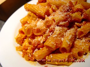 Bombolotti All Amatriciana Bombolotti All Amatriciana er en lækker italienskinspireret pastaret lavet på blandt andet bacon og hvidvin. Der er dejligt meget smag i, og retten er let at lave. Perfekt som let aftensmad.